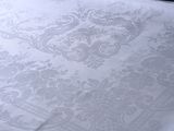 un gros plan d'une nappe à motifs