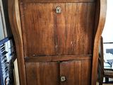 une armoire en bois surmontée d'un miroir