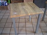 une petite table avec un plateau en bois sur un sol carrelé