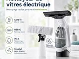 un gros plan sur un plan de travail de cuisine sur lequel se trouvent un vaporisateur et une serpillière