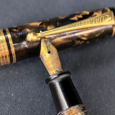un gros plan d'un stylo-plume à plume en or