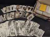 beaucoup de vieilles photos dans une boîte sur la table