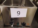une photo d'un évier en acier inoxydable sur lequel figure le chiffre 9
