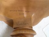 un gros plan sur une statue en bronze représentant un homme