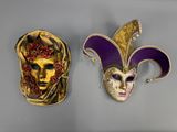 deux masques posés sur une table