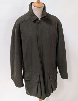 un gros plan d'un manteau sur un mannequin