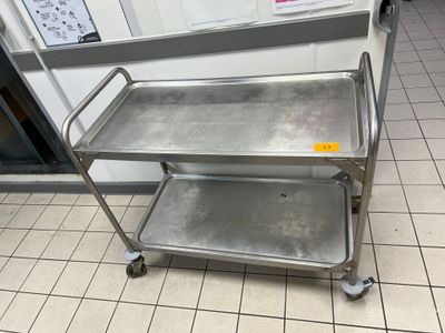 un chariot métallique posé sur le sol