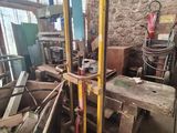 une photo d'une pièce remplie d'une multitude d'outils