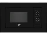 Le micro-ondes est noir et dispose d'un gril intégré sur le côté.