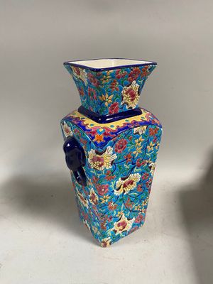 un vase bleu posé sur une table