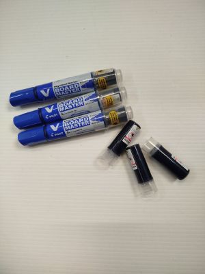 trois stylos posés sur une table