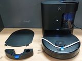 une cafetière noire posée sur une table à côté d'une souris