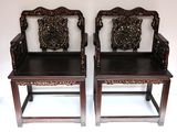 paire de chaises chinoises anciennes en bois sculpté, avec des coussins d'assise en cuir