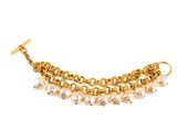 un gros plan d'un bracelet en chaîne dorée orné de perles