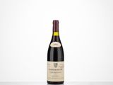 une bouteille de vin rouge posée sur une table