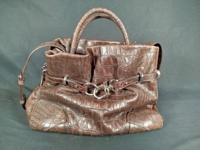 sac à main en peau de crocodile sur fond vert