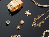 un assortiment de bijoux en or, notamment des bracelets, des bagues et des bracelets