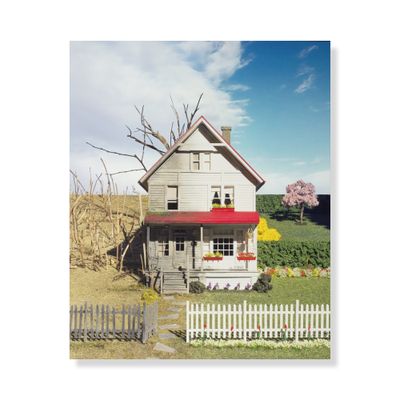 une maison blanche avec un auvent rouge à l'avant