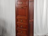 une photo d'une grande commode en bois posée sur un parquet en bois massif