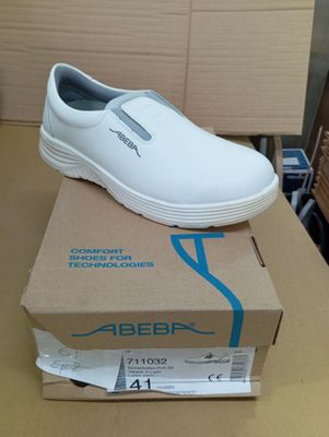 une chaussure blanche posée sur une boîte