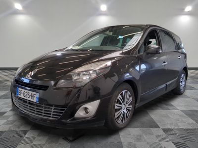la photo d'une voiture noire garée sur un sol en damier
