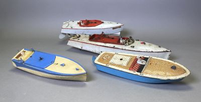 trois petits bateaux jouets posés les uns à côté des autres sur une table