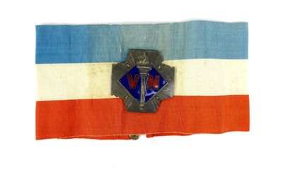 un vieux drapeau aux couleurs bleu, blanc et rouge