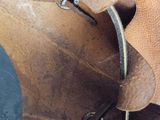 un gros plan d'une horloge posée sur une table en bois