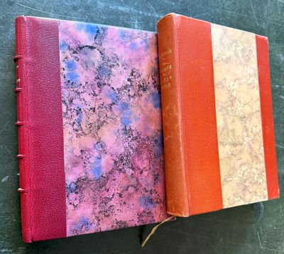 un livre ouvert posé sur une table, à côté d'un autre livre