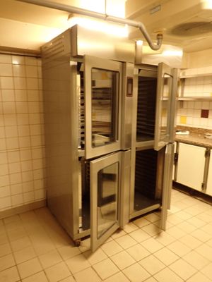 une image d'une cuisine commerciale avec des appareils en acier inoxydable