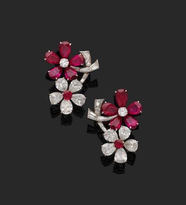 paire de boucles d'oreilles rubis et diamants