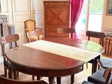 une salle à manger avec une table et des chaises