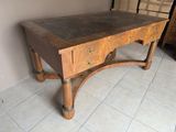 une petite table en bois surmontée d'un tiroir