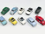 plusieurs petites voitures sont alignées sur une surface blanche