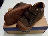 une paire de chaussures qui se trouve sur le dessus d'une boîte