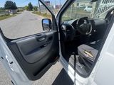 une camionnette blanche garée sur le bord de la route