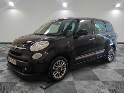 la petite voiture noire est garée sur un carrelage à carreaux