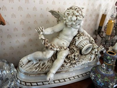 "Putto à la cruche" Grand groupe en faïence émaillée blanc