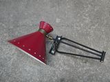 une lampe rouge posée par terre
