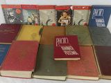plusieurs livres sont empilés sur une table