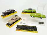 trois petites voitures exposées dans une vitrine