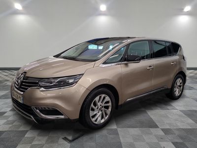 La nouvelle Renault C-Cross est garée dans le garage.