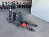 une photo d'un chariot élévateur garé dans un garage