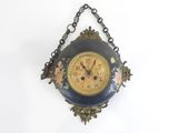 une horloge suspendue à une chaîne au mur