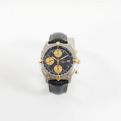 un gros plan d'une montre sur une surface blanche avec un fond blanc