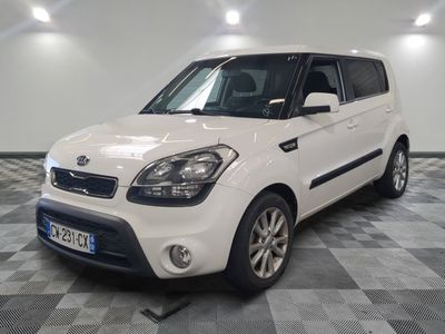 la photo d'une petite voiture blanche garée dans un garage
