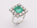 une bague en émeraude et diamant