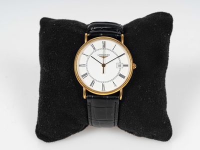 LONGINES. Montre en or. Boîtier rond, cadran blanc à chiffres romains  - Photo 1