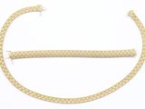 un collier en or orné d'un motif représentant une peau de serpent