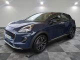une voiture bleue garée sur le sol en damier d'un garage